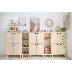 Dynamisches modulares Regal mit 3 Kiefernholzwürfeln