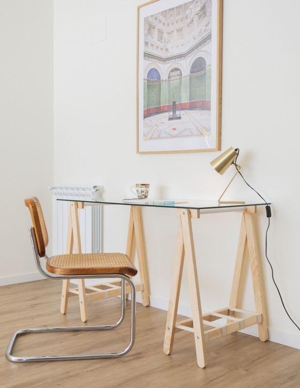 Raum mit modularem Tisch mit natürlichen Holzbeinen und Baumwollbändern verziert