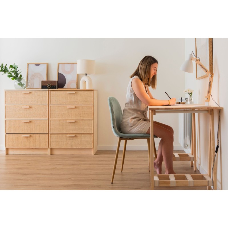 Frau im sitzenden Raumschreiben auf einem Holztisch