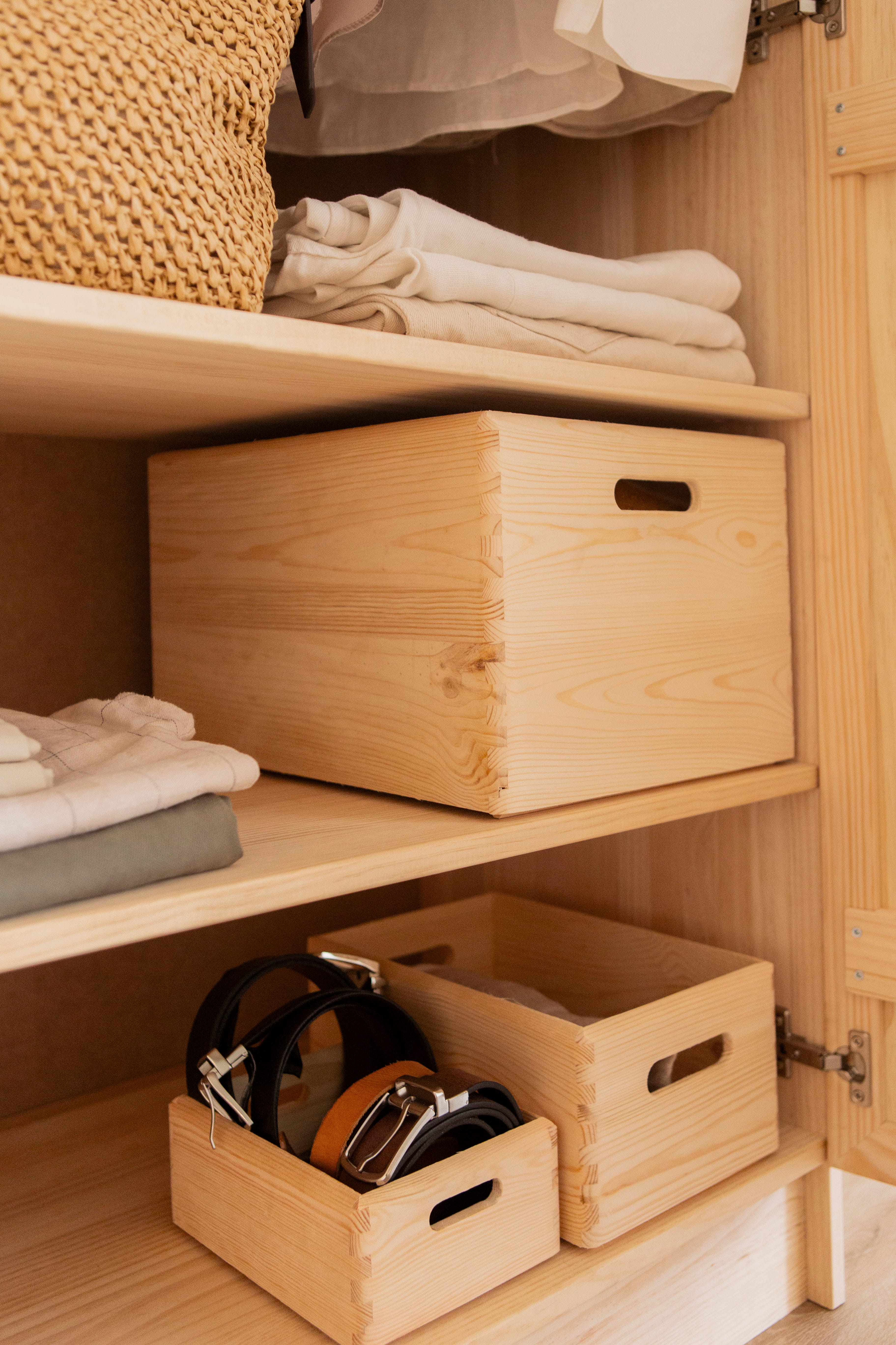 Binneneinlegeböden für den Schrank Aura aus natürlichem Massivholz von Astideco