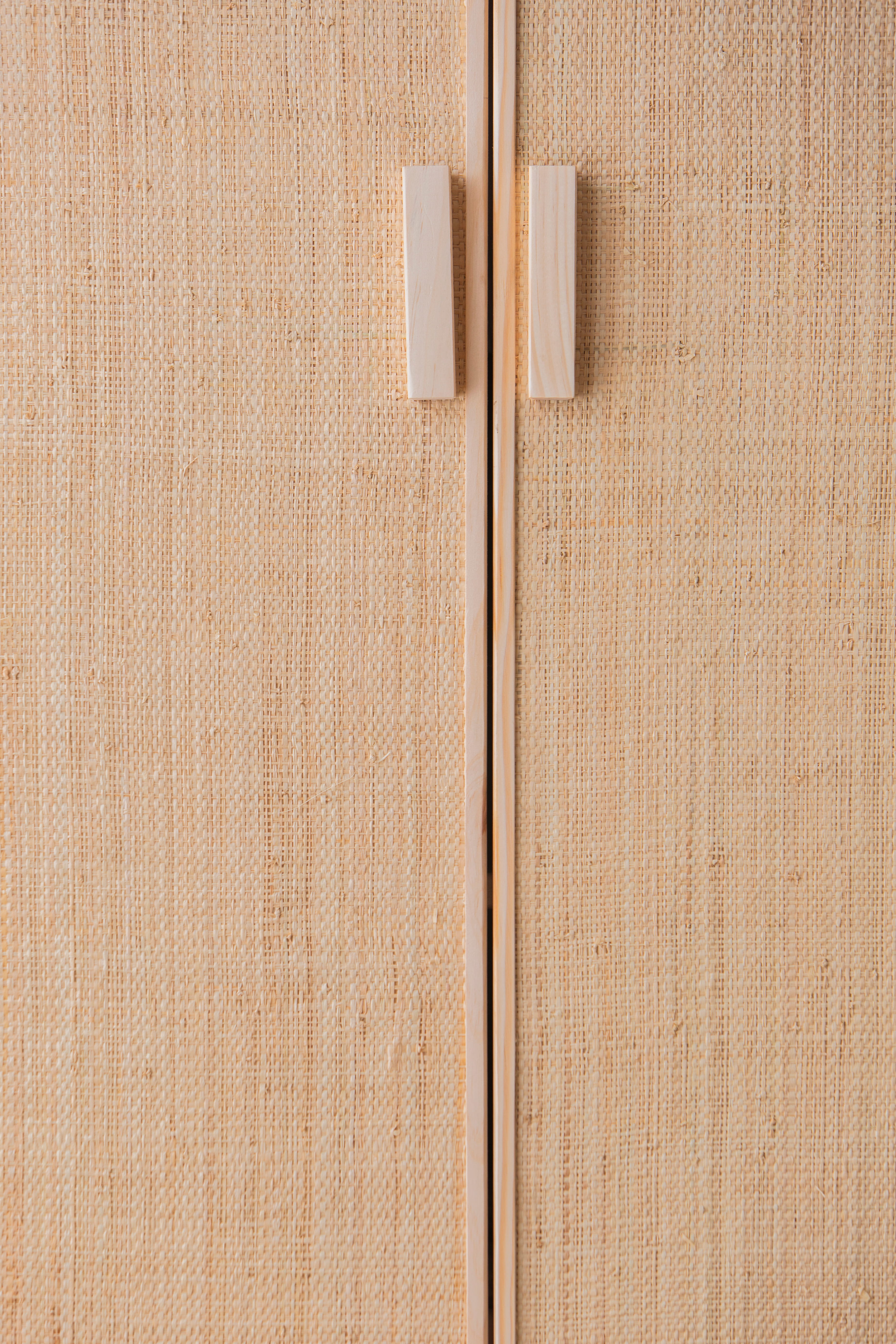 Detalle von Türen aus natürlicher Rafia im Aura-Schrank von Astideco