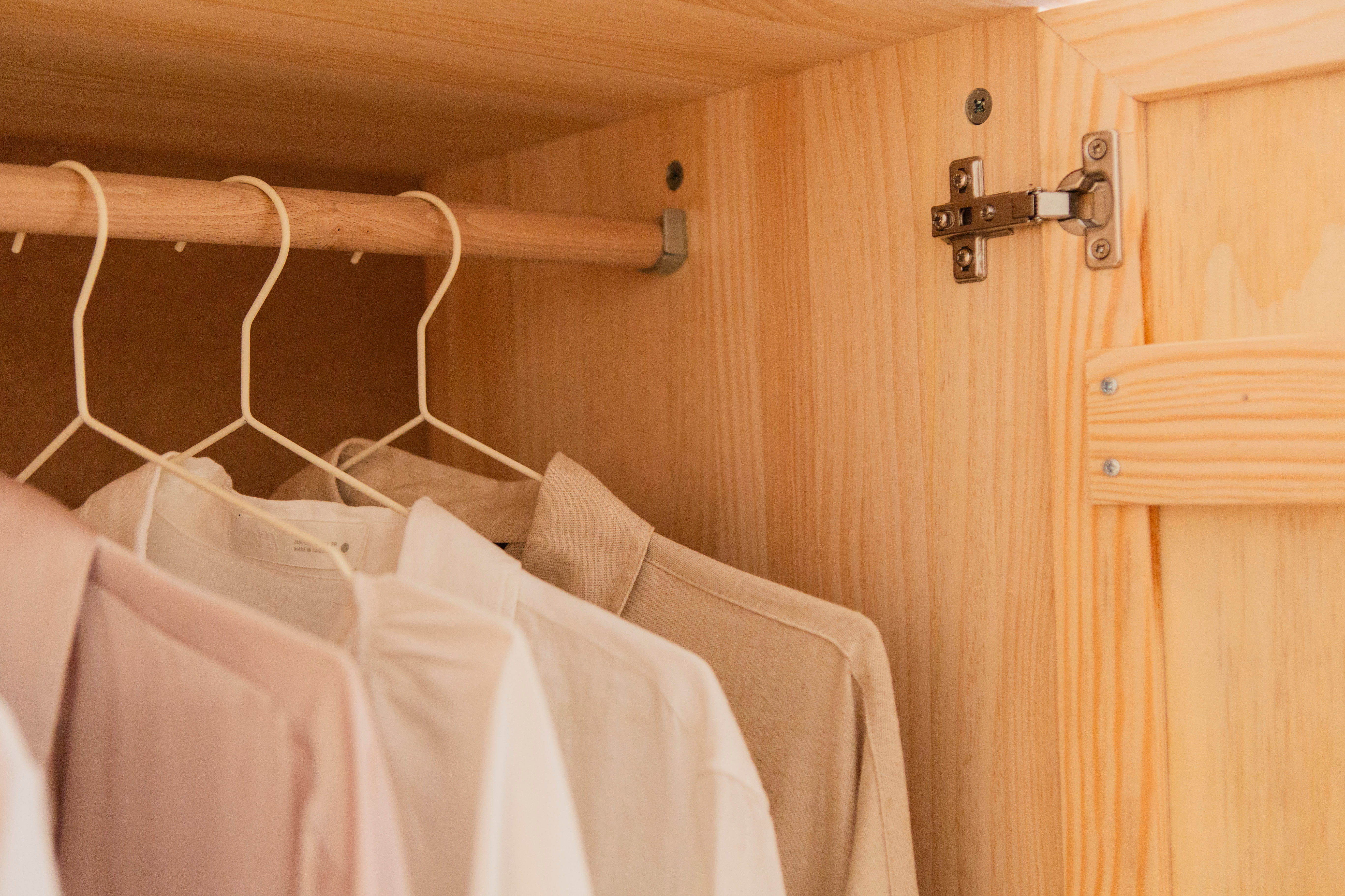 Detalle Kleiderbügel aus Massivholz für den Schrankinnenraum Aura von Astideco
