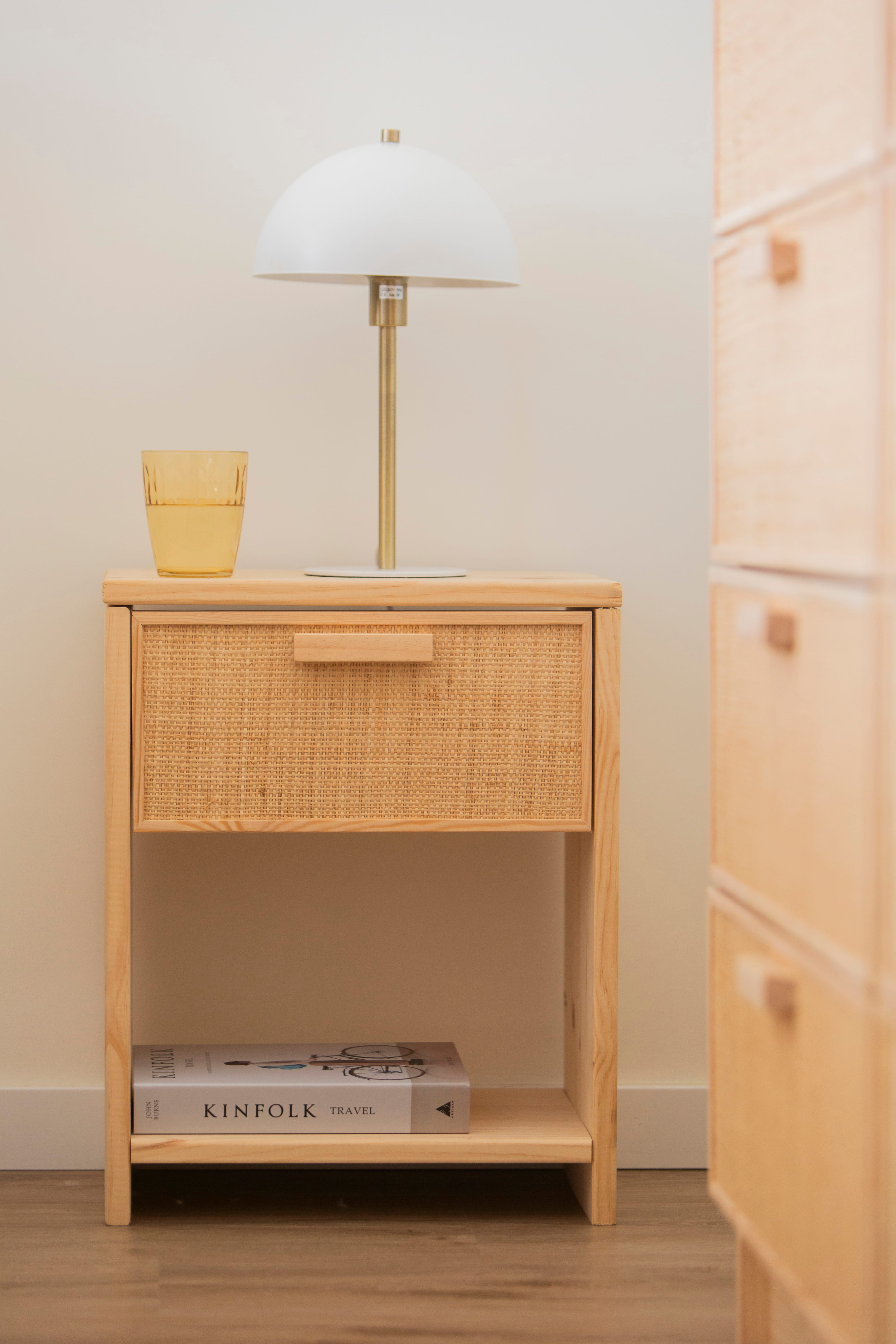 Mesitatafel Aura aus Holz mit Schubladendetails aus natürlichem Rattan von Astideco