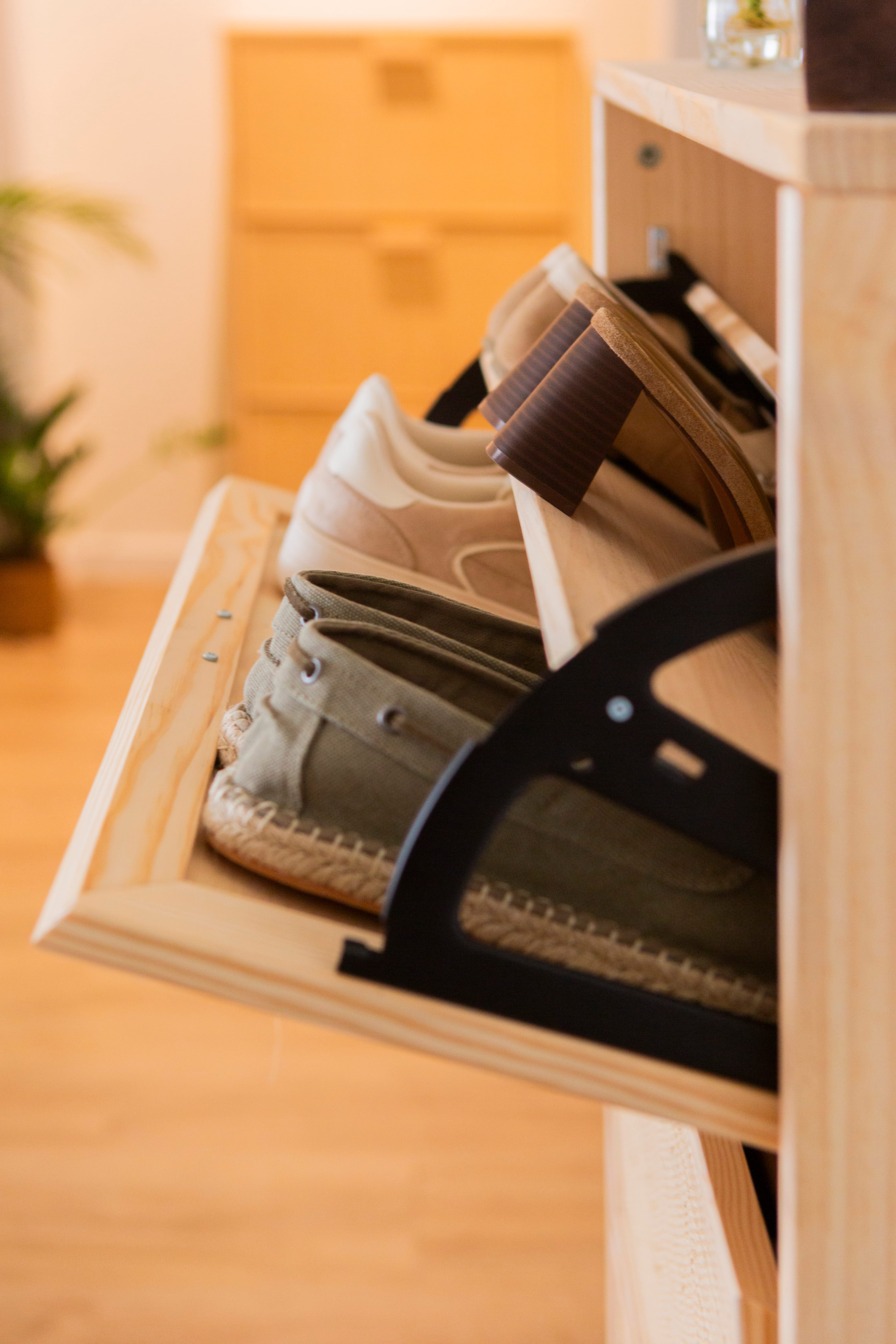 Interior aus lokalem Naturholz des Schuhschranks Aura von Astideco