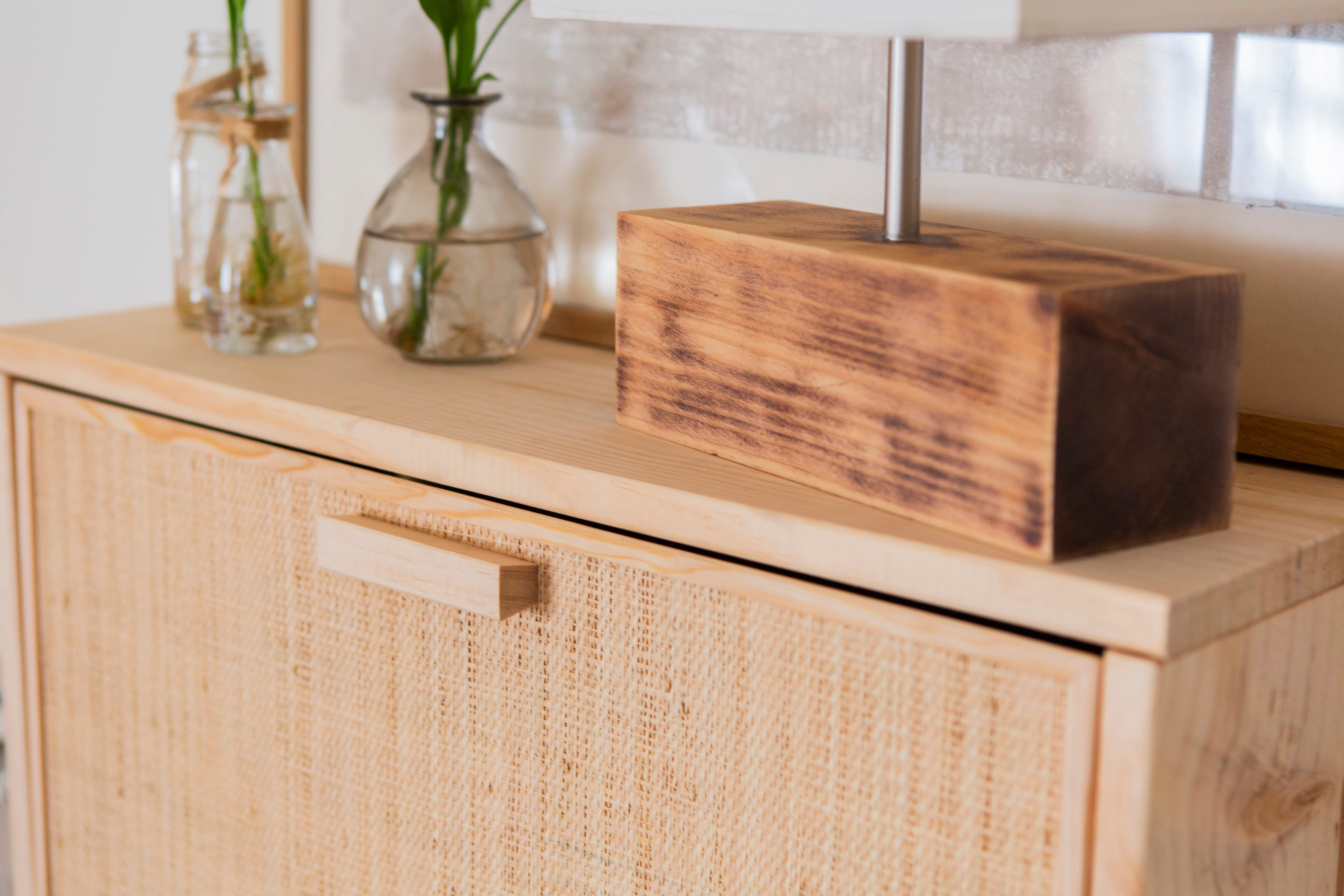 Zaperschrank mit Türen aus Raffia und Griffen aus Naturholz von Astideco