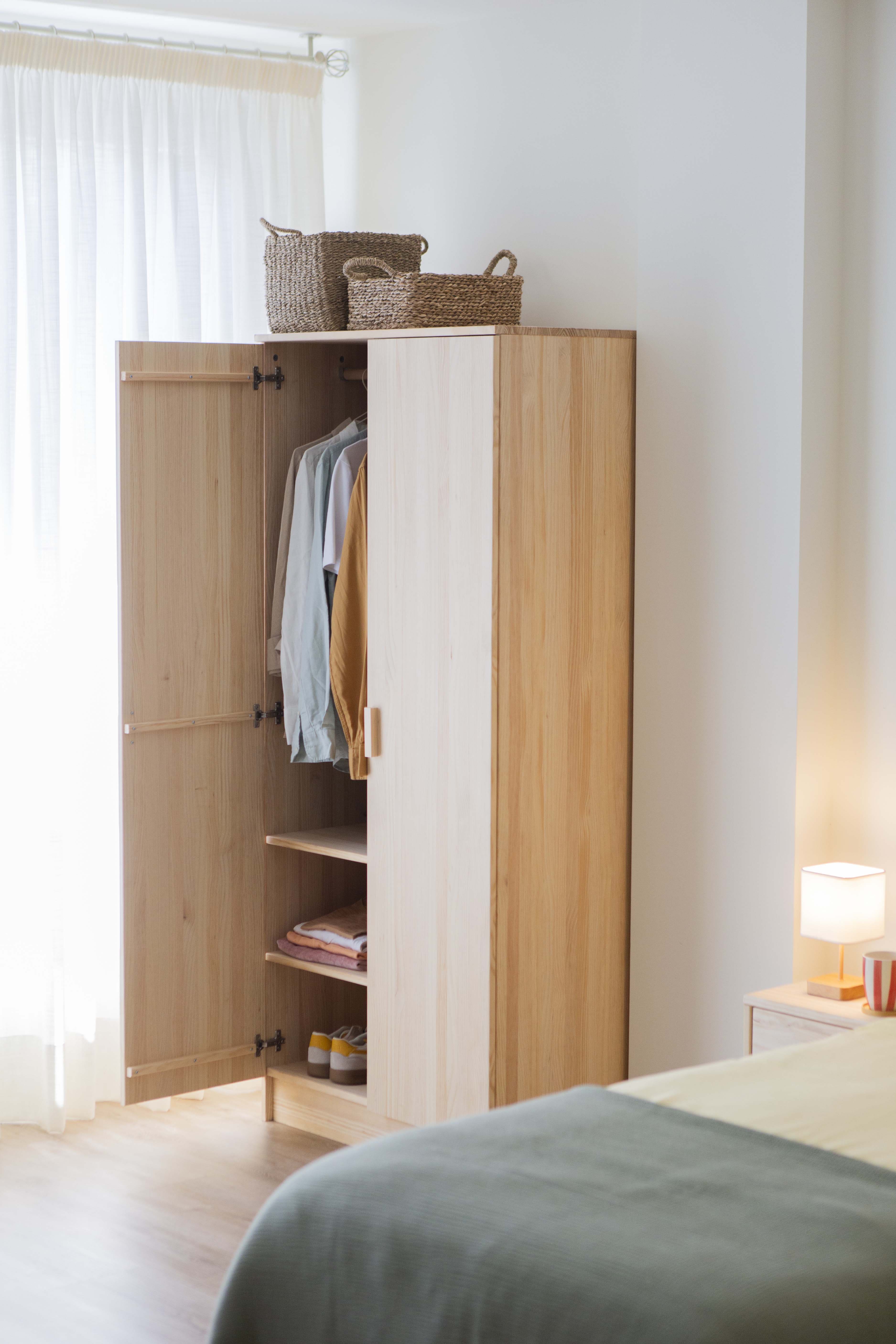 Detalle von Türen aus natürlicher Rafia im Aura-Schrank von Astideco