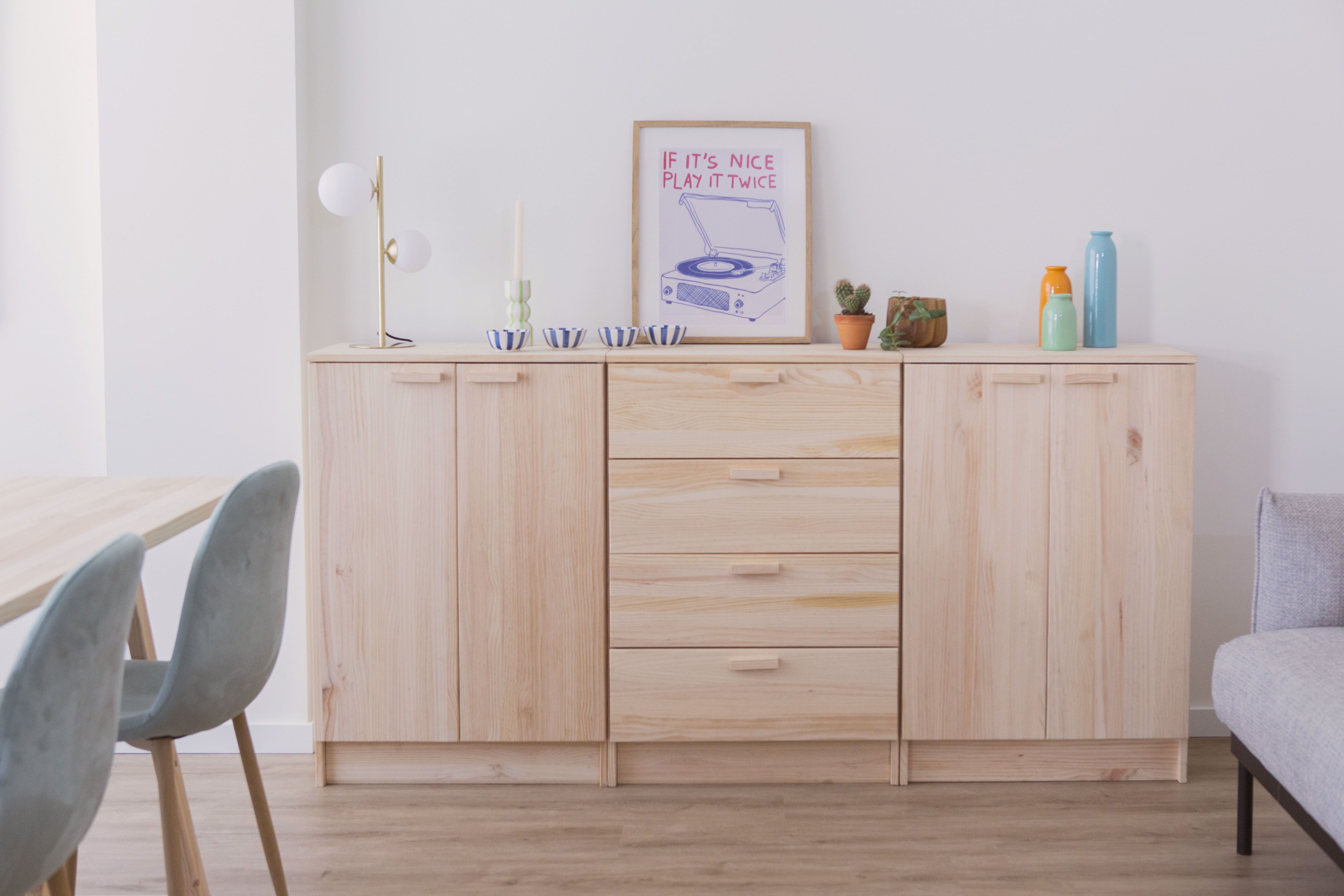 Zaperschrank mit Türen aus Raffia und Griffen aus Naturholz von Astideco